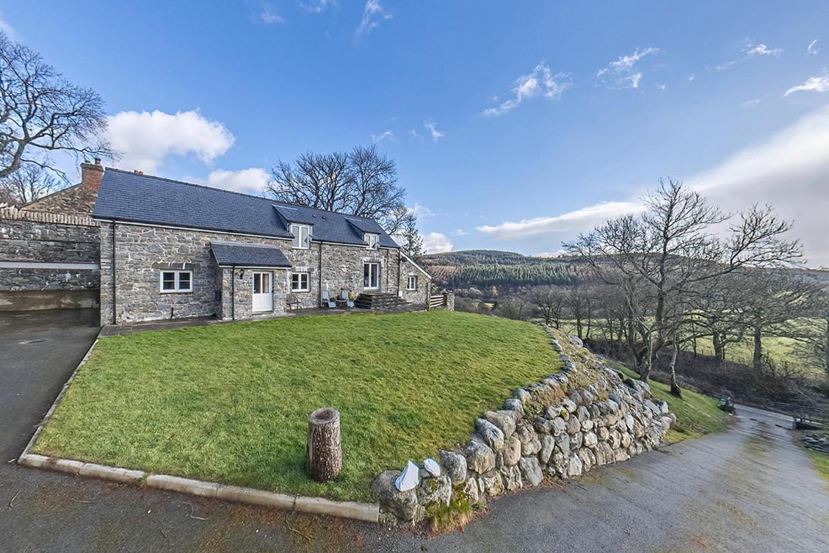 Stunning Barn Conversion With Hot Tub And Alpacas - Ty Cerrig Barn Holiday home Corwen