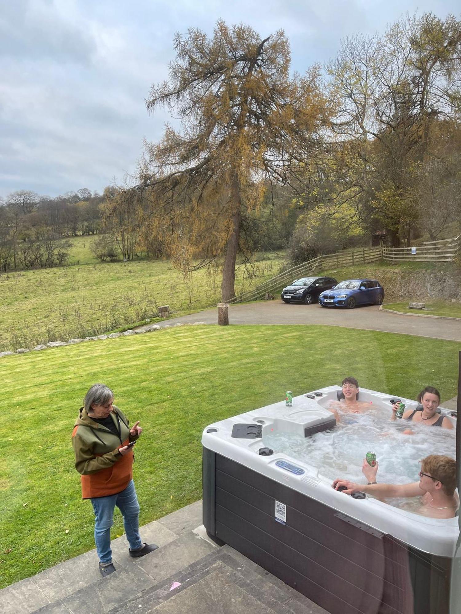 Stunning Barn Conversion With Hot Tub And Alpacas - Ty Cerrig Barn * Corwen